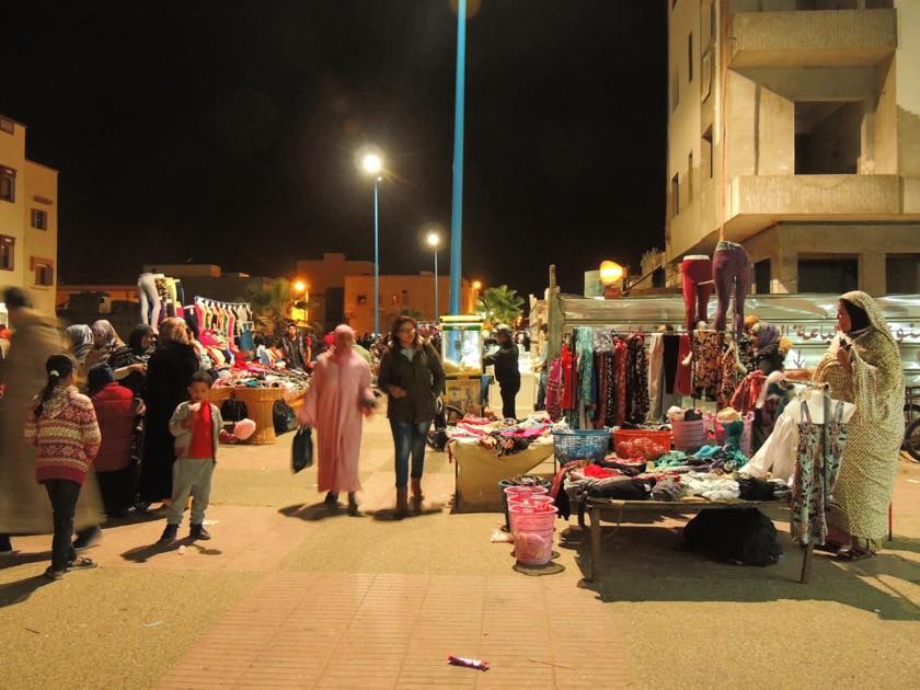 西サハラで夜歩く人々