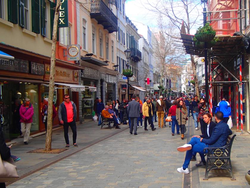 ジブラルタルの街を歩く人々